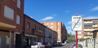 Señal que indica el fin de la prohibición de ir a más de 30 km/h en la calle Bailén, de un carril. / Óscar Herrero