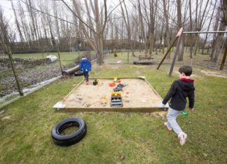 Dos niños en un parque infantil. / ICAL