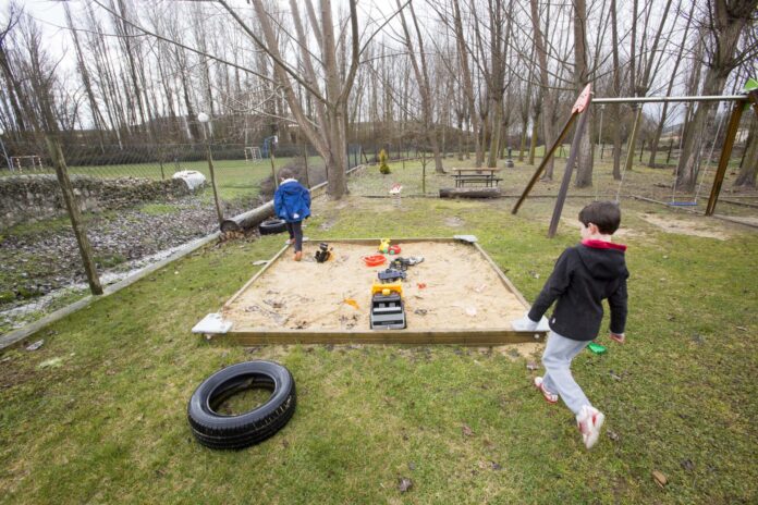 Dos niños en un parque infantil. / ICAL