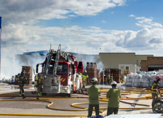 Controlado el incendio en la fábrica Torreplas de Burgos