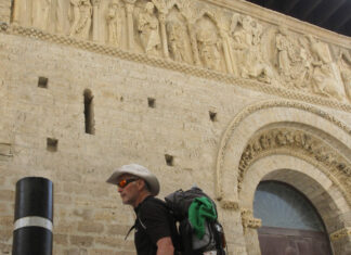 Un peregrino ante la iglesia de Santiago de Carrión de los Condes. / ICAL