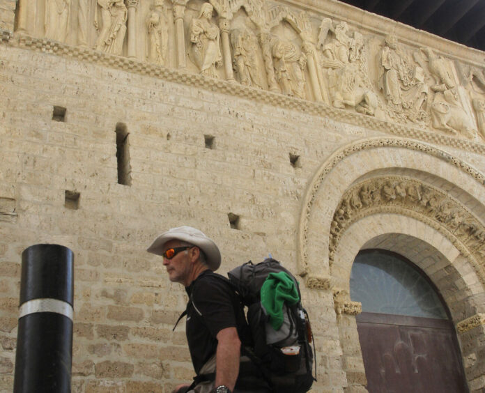 Camino de Santiago Carrión Un peregrino ante la iglesia de Santiago de Carrión de los Condes. / ICAL