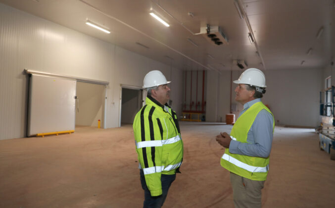 La empresa agroalimentaria Cascajares, que sufriera un incendio que destruy&oacute; por completo la f&aacute;brica, est&aacute; construyendo una nueva factoria mas grande junto a la anterior / Br&aacute;gimo (ICAL)