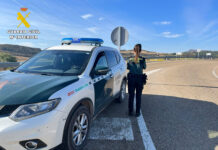 La Guardia Civil de Palencia localiza a una persona desaparecida en Herrera de Pisuerga abrazo cariñoso hurto