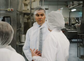 Héctor Gómez reitera en Siro Venta de Baños el apoyo del Gobierno a la industria de Castilla y León