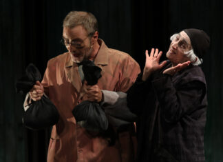 Los premios de la 44ª edición del Festival de Teatro Ciudad de Palencia, en la imagen mejor actriz Carmen Gallardo (D) en la obra el Avaro de la compañía Atalaya