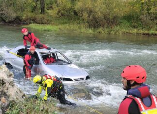 Las aguas bravas del río Esla en Sabero ponen a prueba las capacidades de bomberos de toda la Comunidad