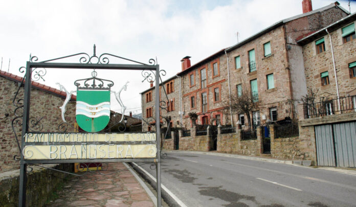 Cartel escudo de la entrada en Brañosera