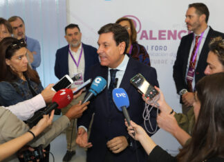 Carriedo insiste en que “merece la pena“ esperar para diseñar unos presupuestos “ajustados a la realidad” (IaD) La presidenta de la Diputación, Ángeles Armisén; el consejero de Economía y Hacienda, Carlos Fernández Carriedo; el concejal de Cultura, Fran Fernandez; y el director del Grupo Palencia Invierte, Sergio Lozano, en la inauguración del I Foro Empresas y Medios de Comunicación digitales en Castilla y León / Brágimo (ICAL)