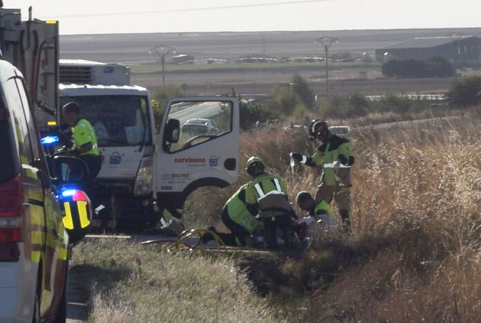 Dos heridos tras un accidente entre un tractor y una furgoneta en Nava de Sotrobal (Salamanca)