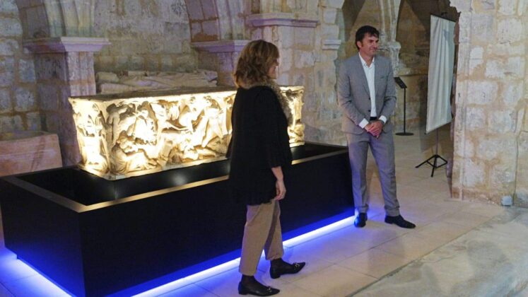 Husillos inaugura el facs&iacute;mil del sarc&oacute;fago de la orest&iacute;ada