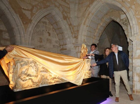 Husillos inaugura el facs&iacute;mil del sarc&oacute;fago de la orest&iacute;ada