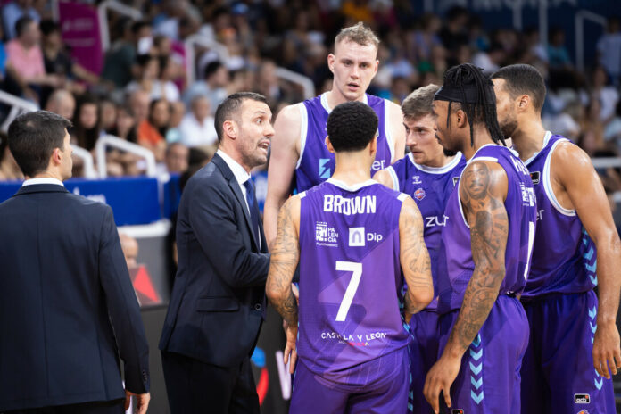 Marco Justo da instrucciones a sus jugadores en el partido contra el Andorra del pasado domingo acb Photo - D Catalan-01
