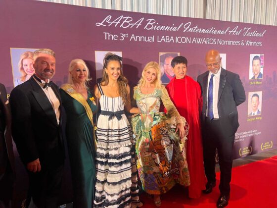 Rosana Largo posa con Jessica Alba y otras personalidades del mundo de la cultura en Los &Aacute;ngeles, Estados Unidos, durante la gala de los LABA ICON Awards 2023
