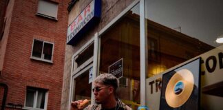 El rapero palentino RUBIN posa con su primer Disco de Oro. Foto: @ocre.314