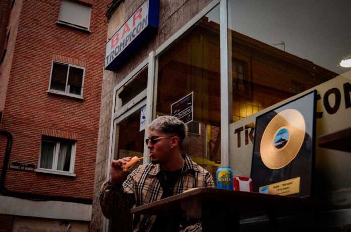 El rapero palentino RUBIN posa con su primer Disco de Oro. Foto: @ocre.314 El rapero palentino RUBIN posa con su primer Disco de Oro. Foto: @ocre.314