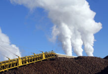 Descarga de remolacha en la azucarera ACOR, en Olmedo (Valladolid). / ICAL