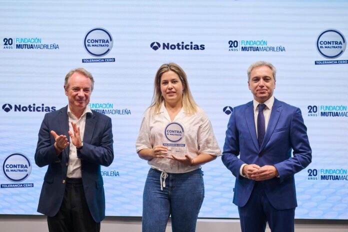 Virginia, vecina de Husillos, recibe el galardón en representación del municipio palentino