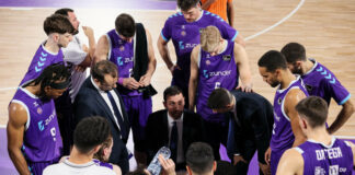 Marco Justo, durante un tiempo muerto el pasado sábado ante el Joventut. // acb Photo - V. Quintana