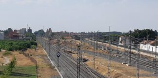 De izquierda a derecha, el espacio por donde discurrirá la LAV a Cantabria, que debe superar, las vías de la LAV a León, convencional a León, la de conexión entre las convencionales de León y Santander, y la convencional de Santander, además de una de apartado de trenes ya existentes. / Óscar Herrero