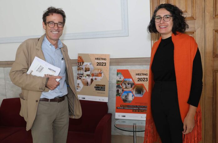 Los arquitectos Amanda Rivera de la Universidad Politécnica de Barcelona y Félix Jové de la UVa en un receso del encuentro Meeting Terra Ibérica celebrado en Palencia - Brágimo ICAL Los arquitectos Amanda Rivera de la Universidad Politécnica de Barcelona y Félix Jové de la UVa en un receso del encuentro Meeting Terra Ibérica celebrado en Palencia - Brágimo ICAL