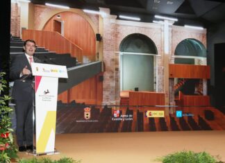 Mañueco llevará a los tribunales el pacto de PSOE con ERC ICAL. El presidente de la Junta de Castilla y León, Alfonso Fernández Mañueco; junto al alcalde Luis Calderón, entre otras autoridades, participa en la inauguración del Centro de Artes Escénicas 'Jorge Manrique'