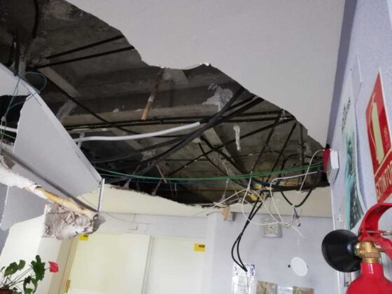 Desprendimiento de techo en el Hospital R&iacute;o Carri&oacute;n
