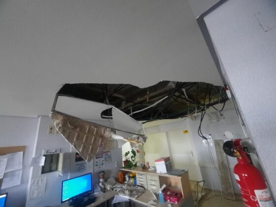 Desprendimiento de techo en el Hospital R&iacute;o Carri&oacute;n