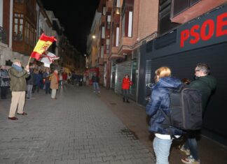 Segunda jornada de protestas contra la amnistía frente a las sedes del PSOE en varias provincias de Castilla y León, incluida Palencia