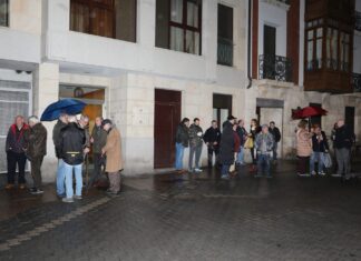 Nueva jornada de protestas ante la sede del PSOE en Palencia, con menos personas