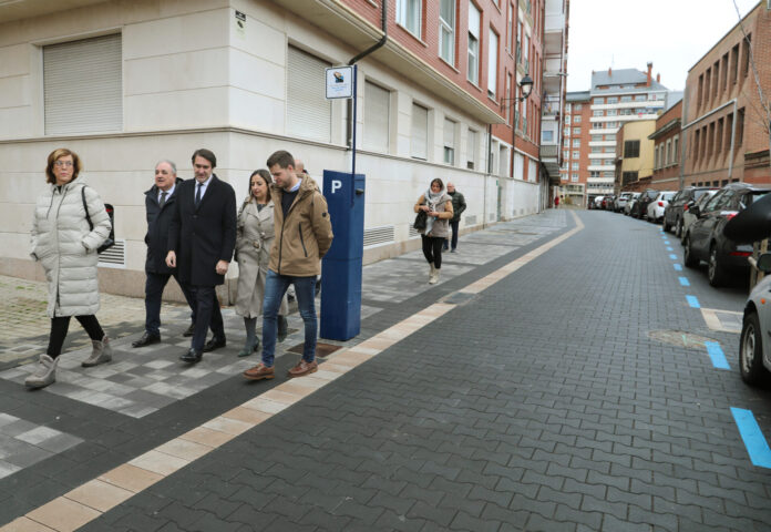 El consejero de Medio Ambiente visita las obras realizadas en la calle Mayor Antigua de Palencia