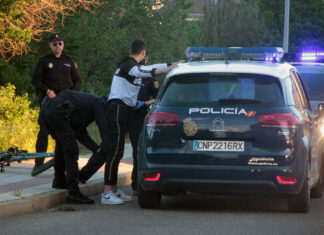 Imagen de archivo de un cacheo realizado por agentes de la Policía Nacional. / ICAL