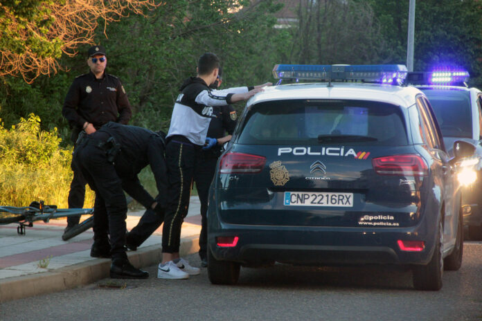 Imagen de archivo de un cacheo realizado por agentes de la Policía Nacional. / ICAL