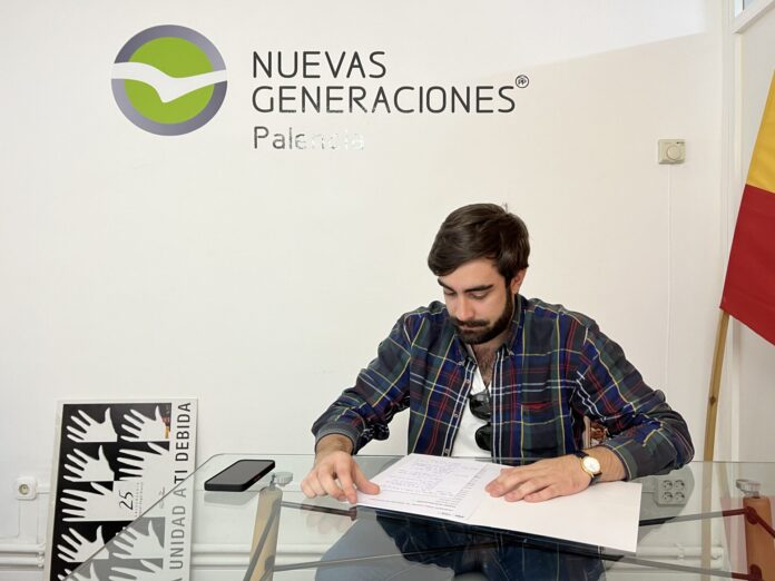 Alonso Nieto en el despacho de NNGG del Partido Popular