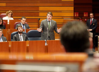 Mañueco afirma que la Comunidad seguirá de “moda” por la defensa de sus intereses y Tudanca ve desgobierno