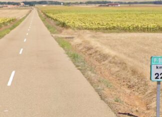 El PSOE lamenta que las Cortes rechacen el arreglo de la P-981 de Villoldo a Santillana de Campos pese a su “precario estado de conservación” Imagen de la carretera P-981 e su tramo final en 2019, antes de que arrancaran las obras de construcción la Línea de Alta Velocidad a Cantabria en el entorno de Santillana de Campos. / Google Street View
