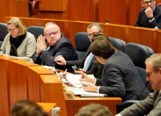 Vázquez e Igea se lanzan los contratos de médicos sin la especialidad de Familia y las plazas de formación no ofrecidas