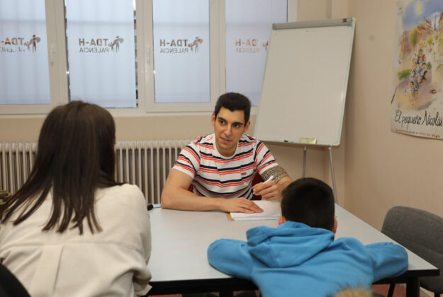 Asociaci&oacute;n Transtorno por D&eacute;ficit de Atenci&oacute;n e Hiperactividad (TDA-H) de Palencia, en la imagen el psic&oacute;logo Juan Robles en una consulta de la asociaci&oacute;n