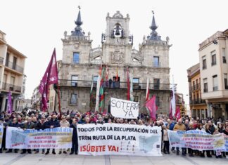 Cientos de personas reclaman en Astorga el adelanto de la reapertura de la ruta ferroviaria Vía de la Plata