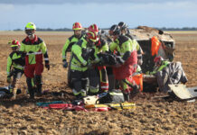 El conflicto por los Bomberos se enraíza entre los grupos de la Diputación Bomberos de la capital (traje rojo y amarillo) y voluntarios de los parques de la Diputación (traje negro y amarillo) rescatan a una de las heridas en un accidente. / Brágimo (ICAL)