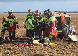Dos heridas en el vuelco de su vehículo en Paredes de Monte, pedanía de Palencia Bomberos de la capital (traje rojo y amarillo) y voluntarios de los parques de la Diputación (traje negro y amarillo) rescatan a una de las heridas en un accidente. / Brágimo (ICAL)