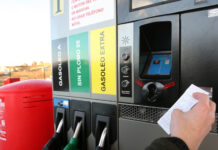 El retroceso del diésel hace caer el consumo de carburantes de automoción en la Comunidad un 0,2% en el primer semestre del año, hasta las 944.629 toneladas Gasolinera