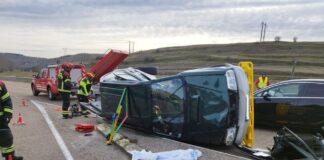 Estado en el que quedó el vehículo que recibió el impacto. / Bomberos de Guardo