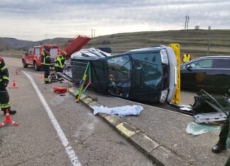 Estado en el que quedó el vehículo que recibió el impacto. / Bomberos de Guardo