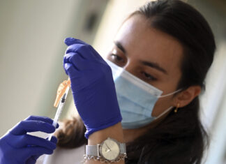 Inicio de la vacunación contra la gripe y la Covid-19 en Burgos. / ICAL