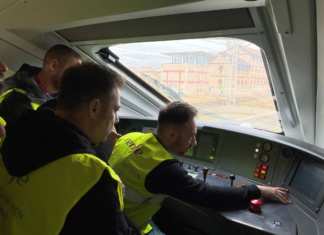 Maquinistas de Renfe en León inician su formación a bordo de un S-106