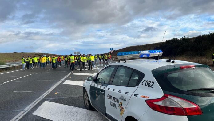 Corte de la A-52 por agricultores