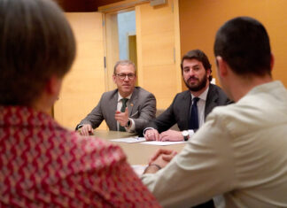 García-Gallardo apunta a Cruz Roja y Accem como “colaboradores necesarios” de la “industria lucrativa” del tráfico ilegal de personas