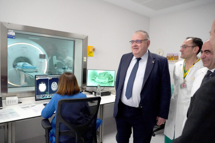 El consejero de Sanidad visita las obras y los nuevos equipos para el diagnóstico y tratamiento oncológico del Hospital Clínico de Valladolid