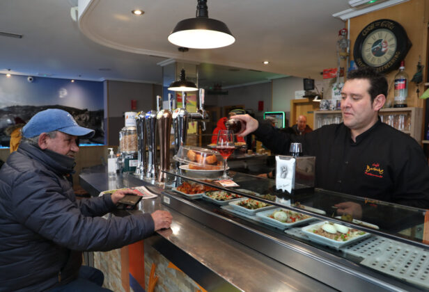Jos&eacute; Mart&iacute;n del bar Bariloche de Palencia sirviendo a un cliente